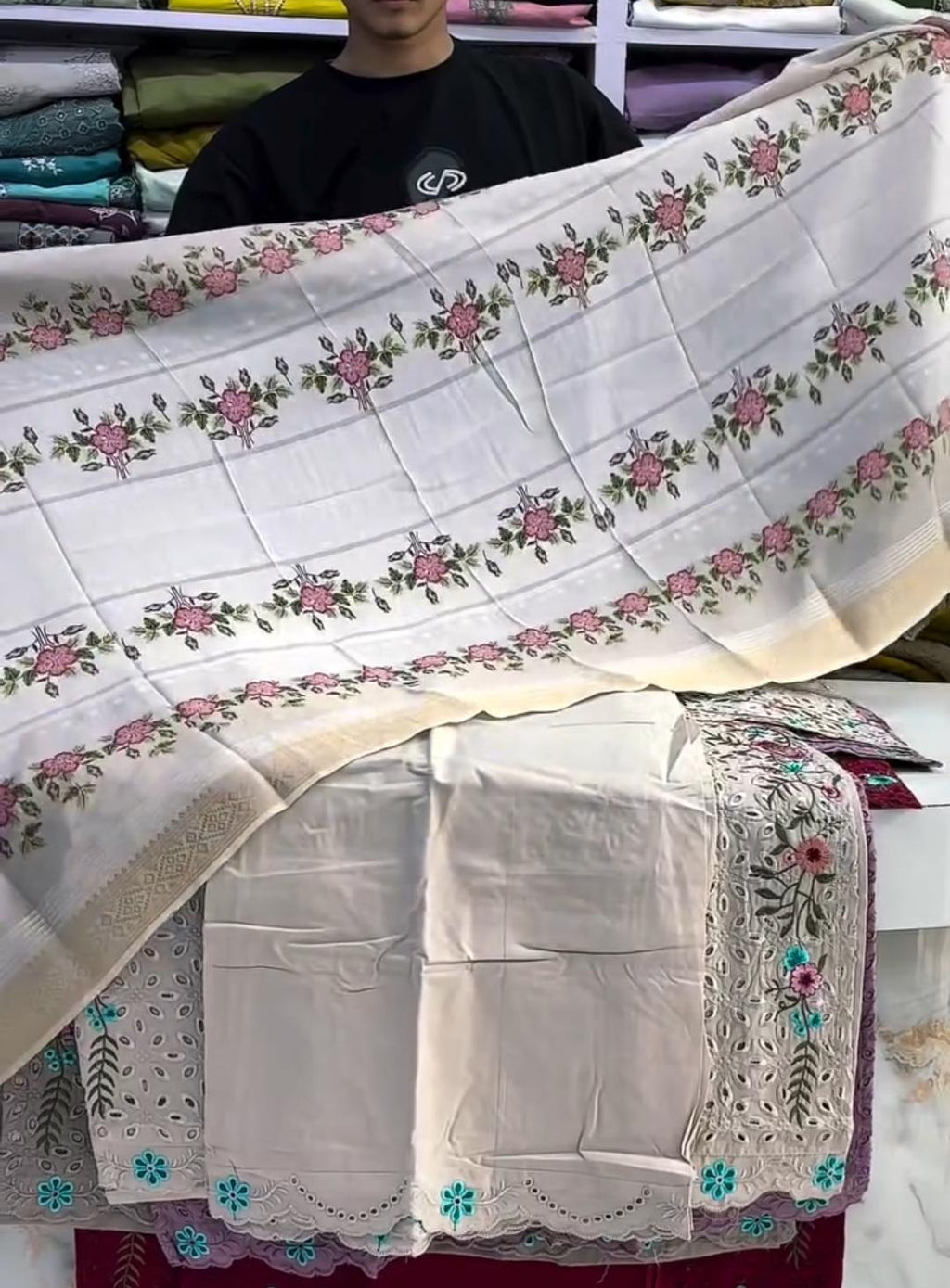 Beautiful Embroidered 3PC Lawn Suit 🌸