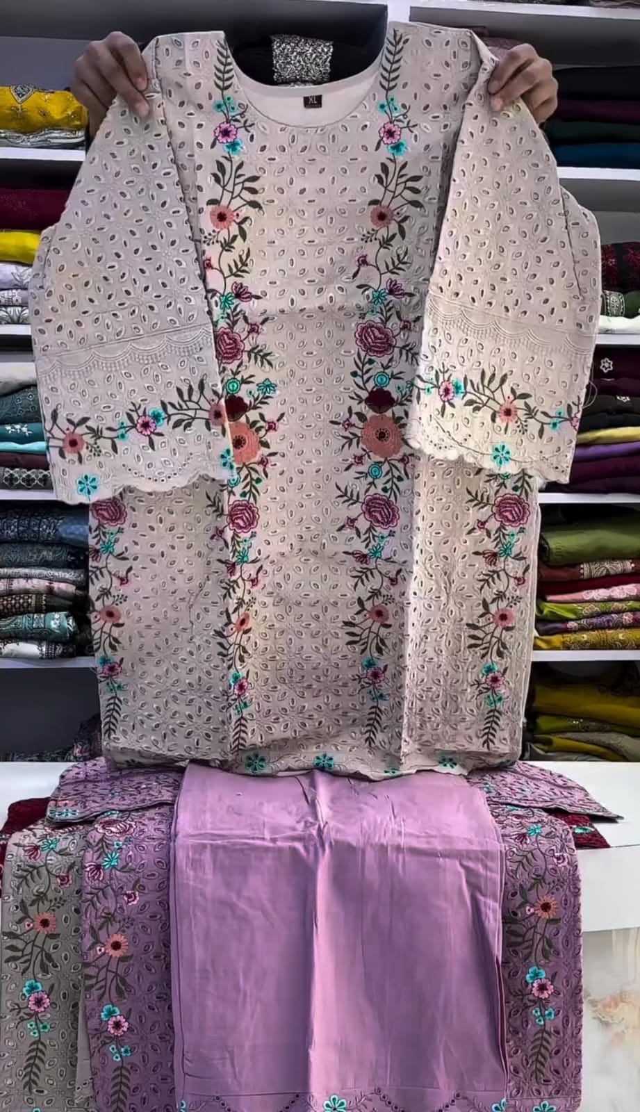 Beautiful Embroidered 3PC Lawn Suit 🌸