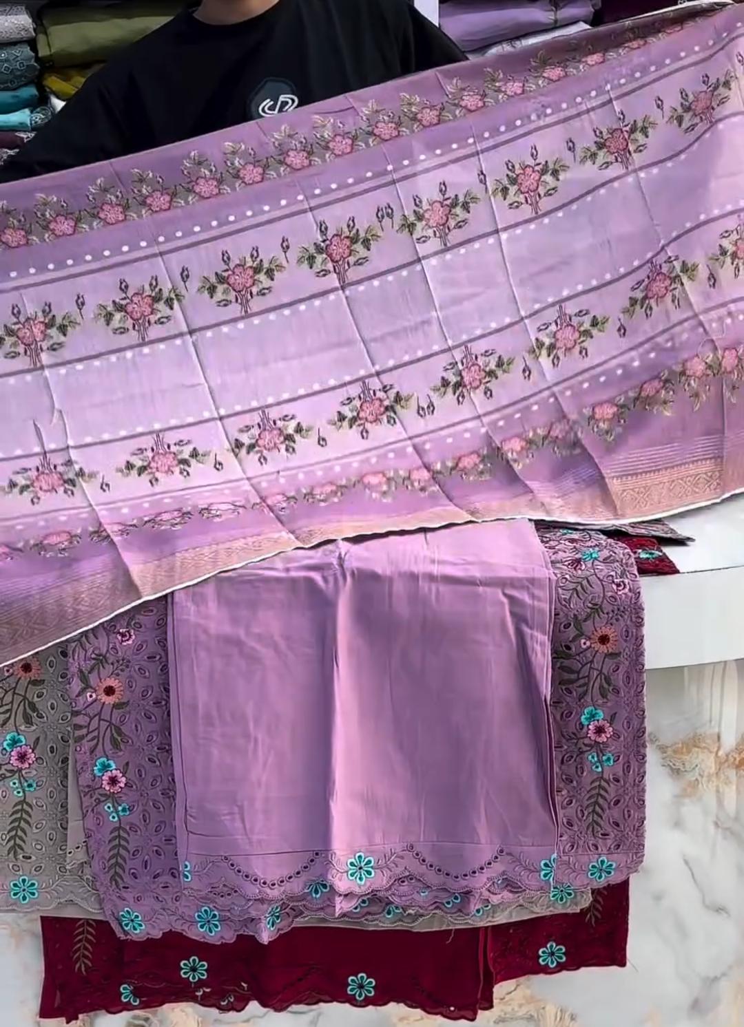 Beautiful Embroidered 3PC Lawn Suit 🌸