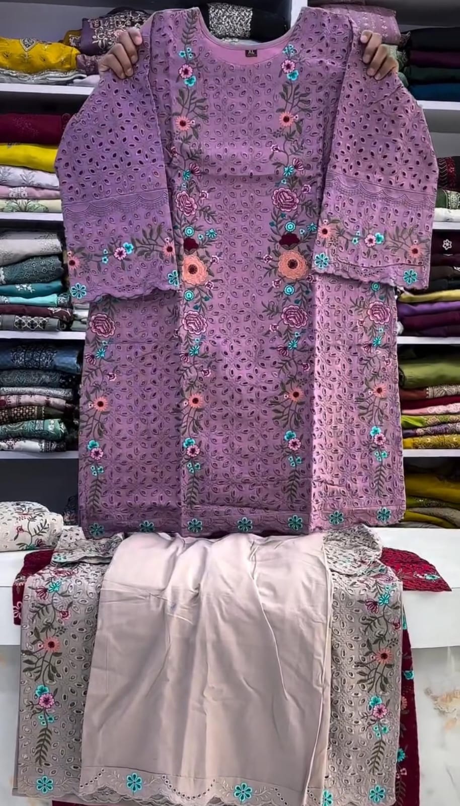 Beautiful Embroidered 3PC Lawn Suit 🌸